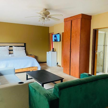 C And C Guest House/ Bed And Breakfast 프레토리아 외부 사진