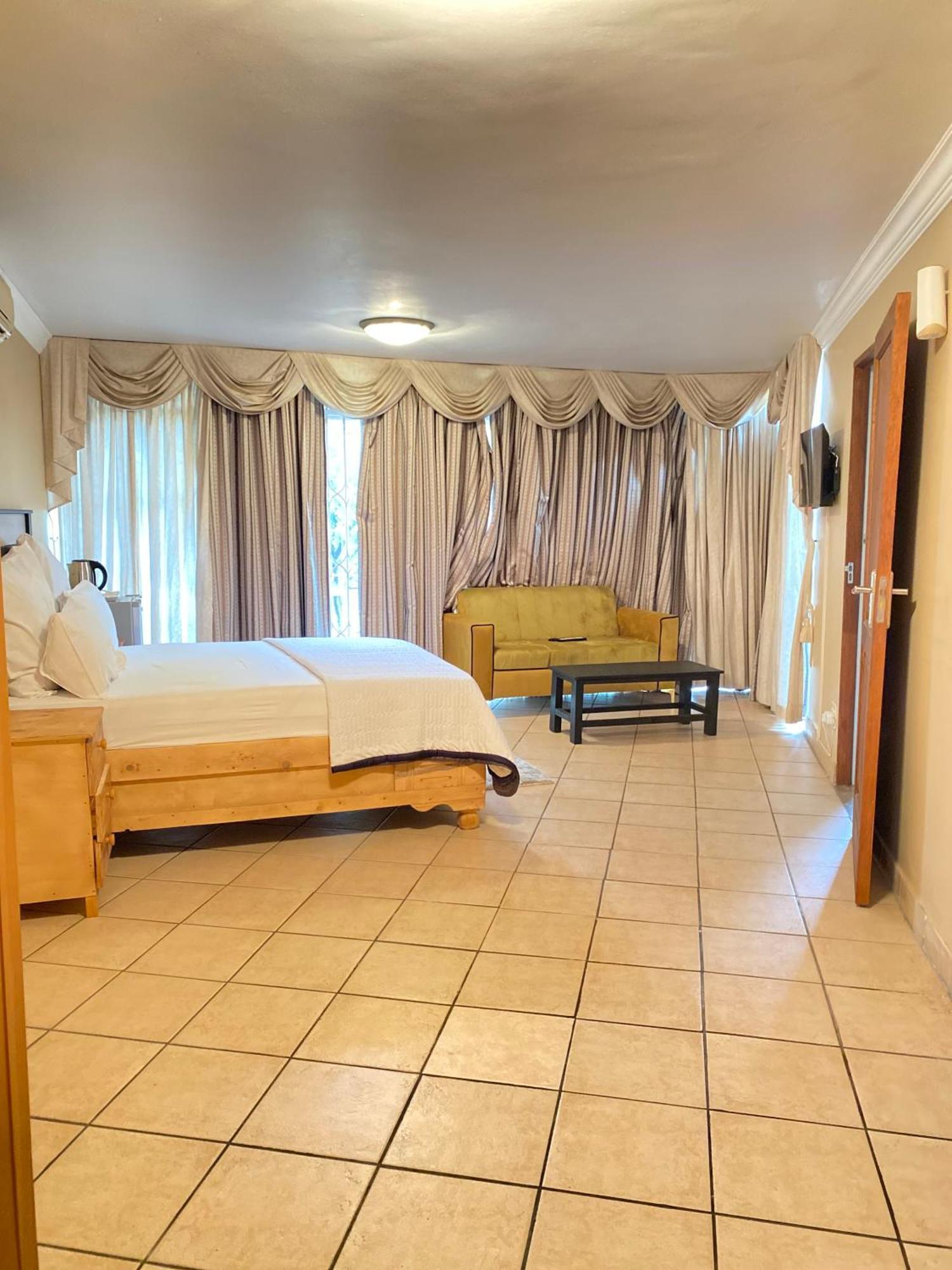 C And C Guest House/ Bed And Breakfast 프레토리아 외부 사진